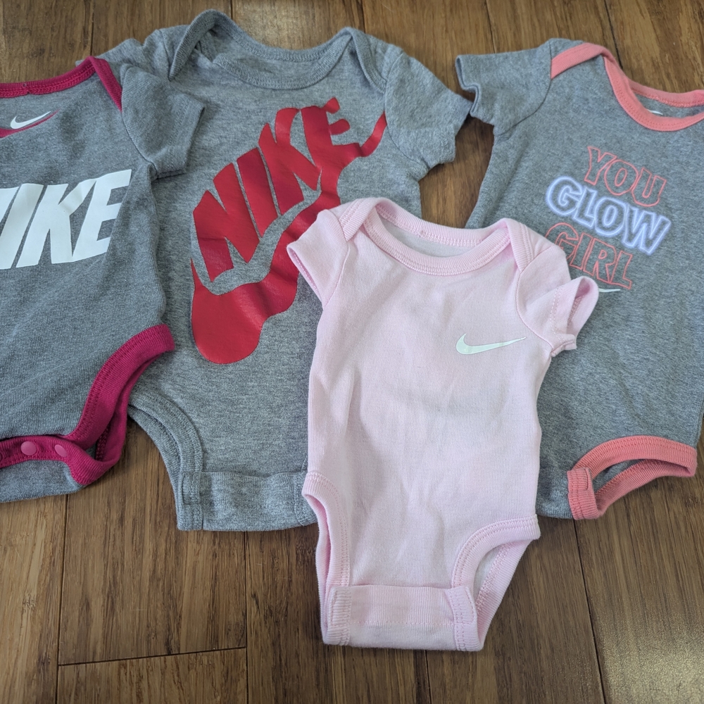Nike Baby girls 4pc bundle of Newborn & 0-3 months bodysuits